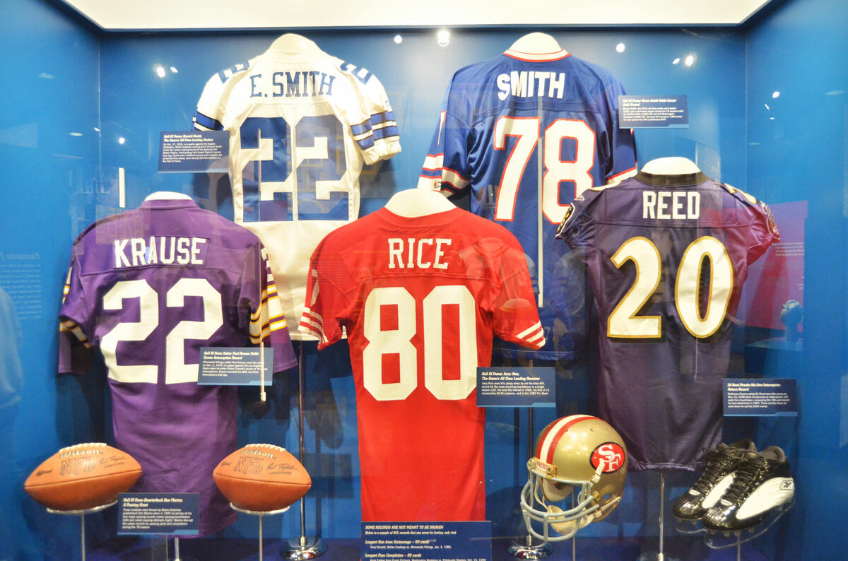 Jerseys at the Pro Football Hall of Fame. Fltr (above): Emmitt Smith (22, Cowboys), Bruce Smith (78, Bills); (below): Paul Krause (22, Vikings), Jerry Rice (80, SF49ers), Ed Reed (20, Ravens).